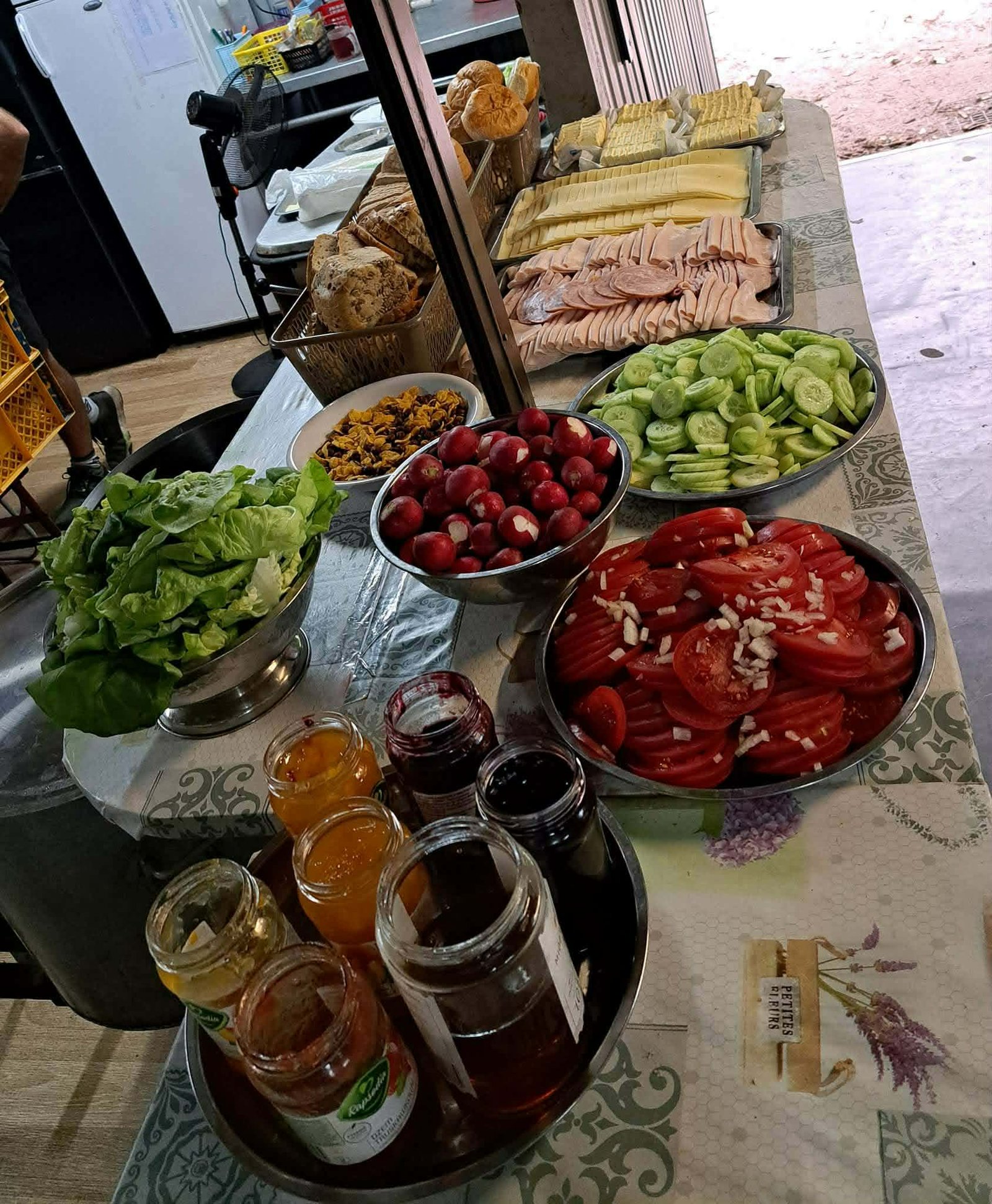 Budynek stołówki i namiot stołówkowy na bazie obozowej w Lginiu.
