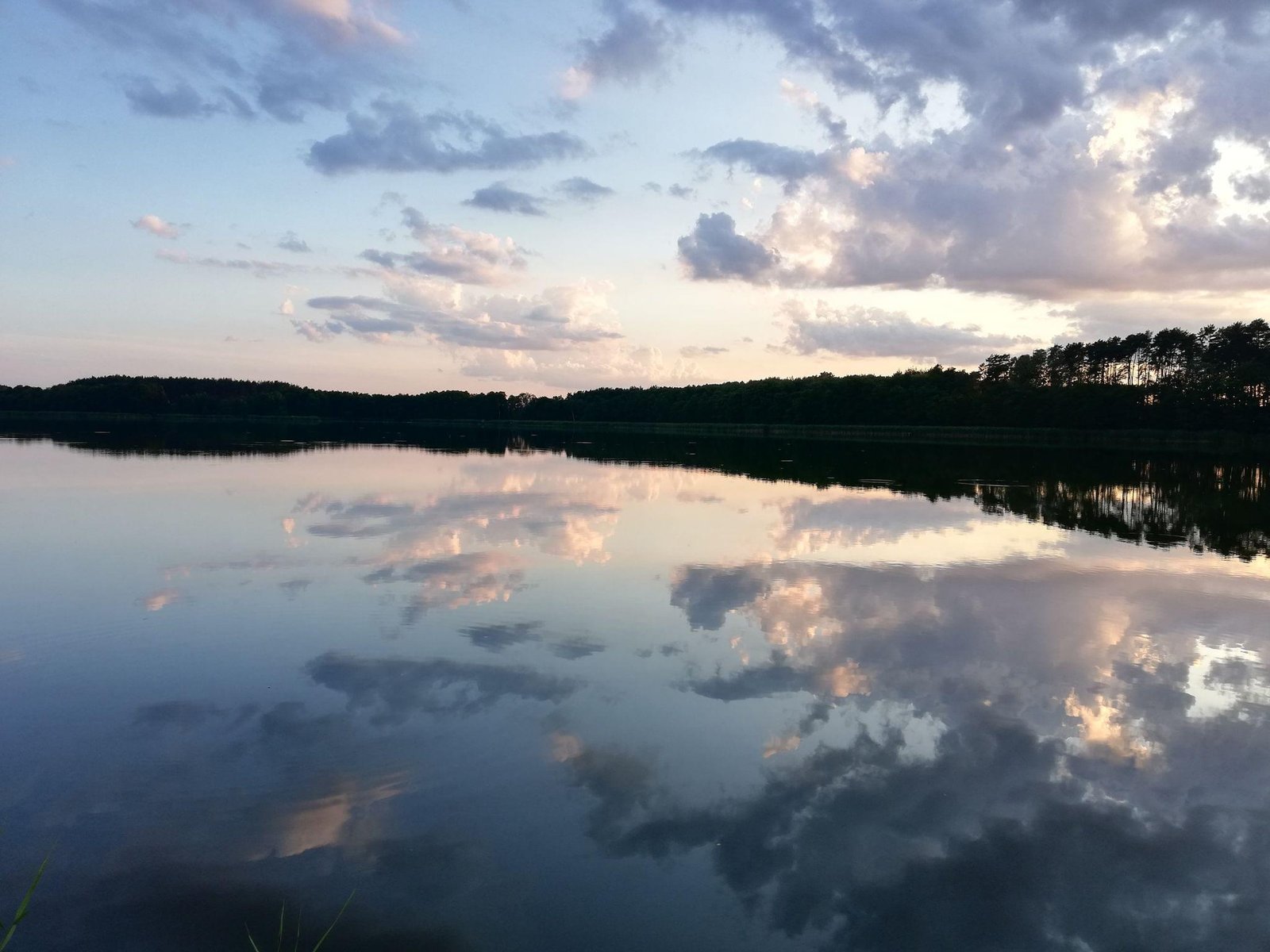 Widok na jezioro z chmurami.